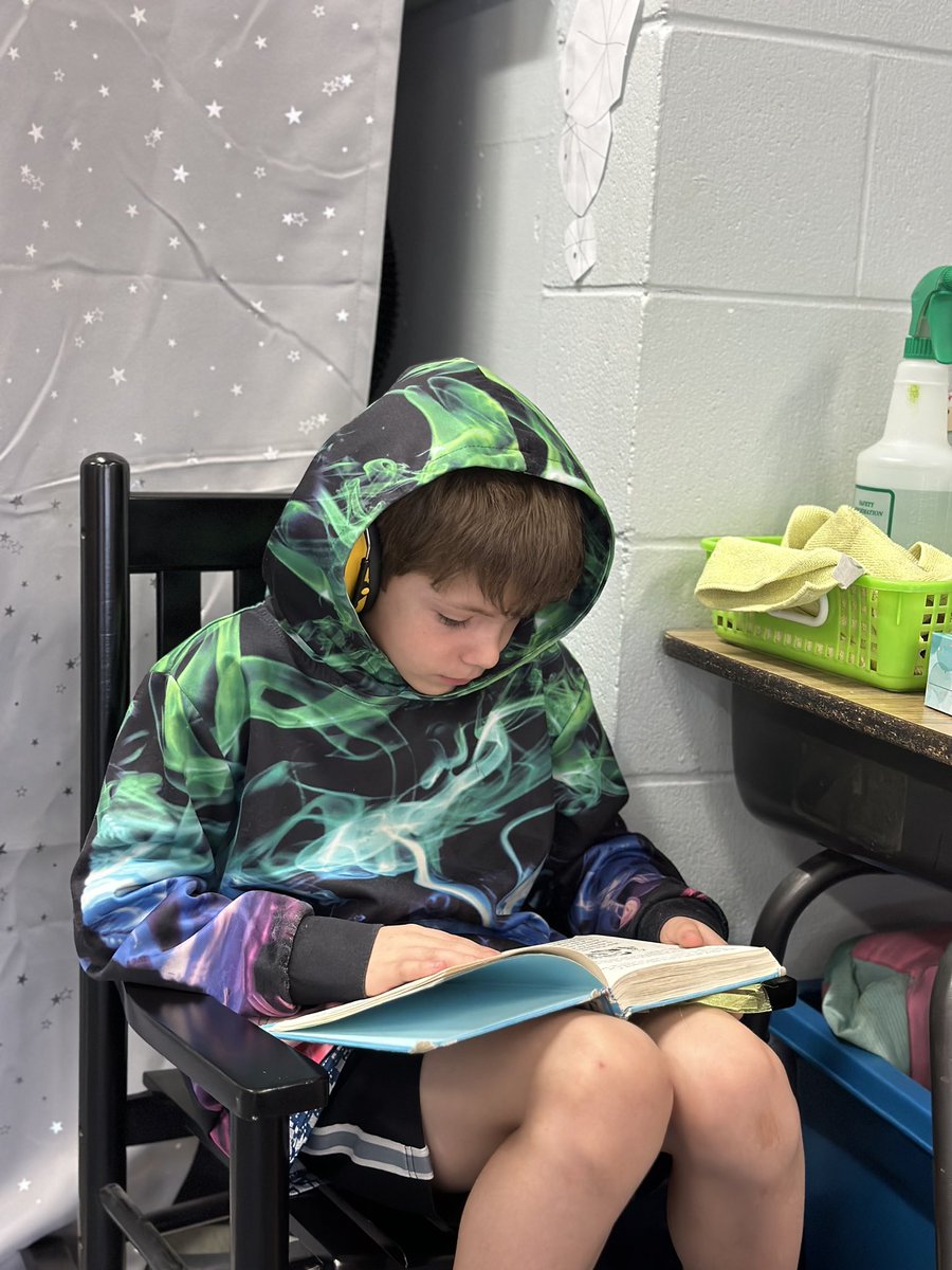 Hackettb's tweet photo. Diving into books with friends! We love reading in our class! @mmuusdvt @NaturecatsUcs https://t.co/jutRc0Rzsp