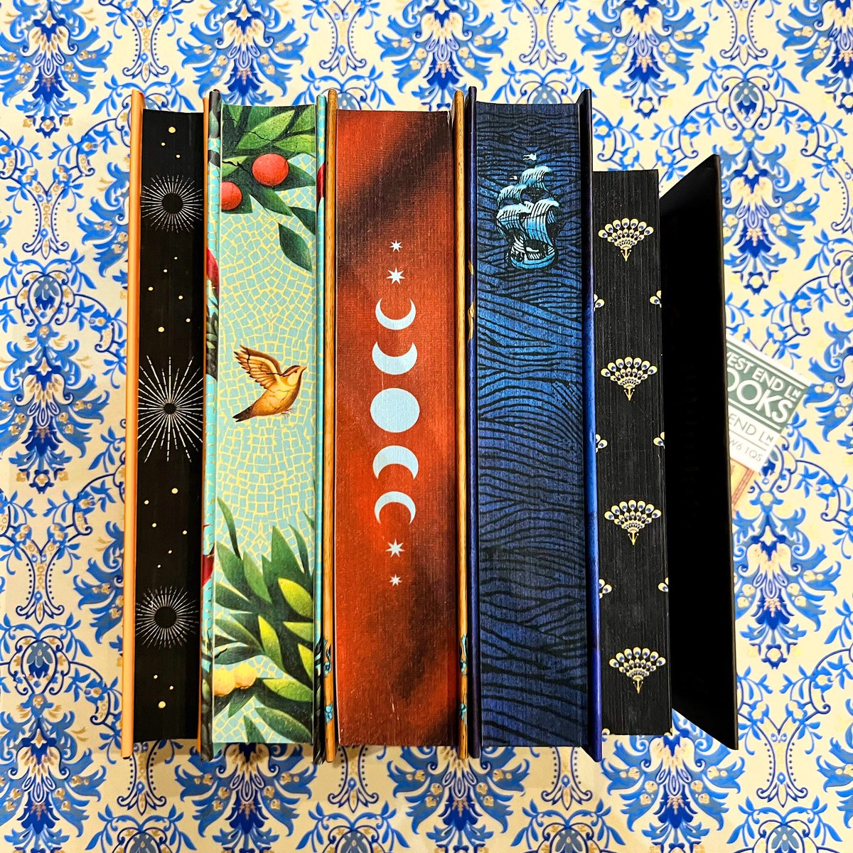 To celebrate our 30th birthday we have this gorgeous sprayed edge book bundle from our friends at @panmacmillan to give away. If you’d like to get your hands on these beautiful books just make sure you’re following us and retweet this tweet. Winner will be picked 20/04 UK only