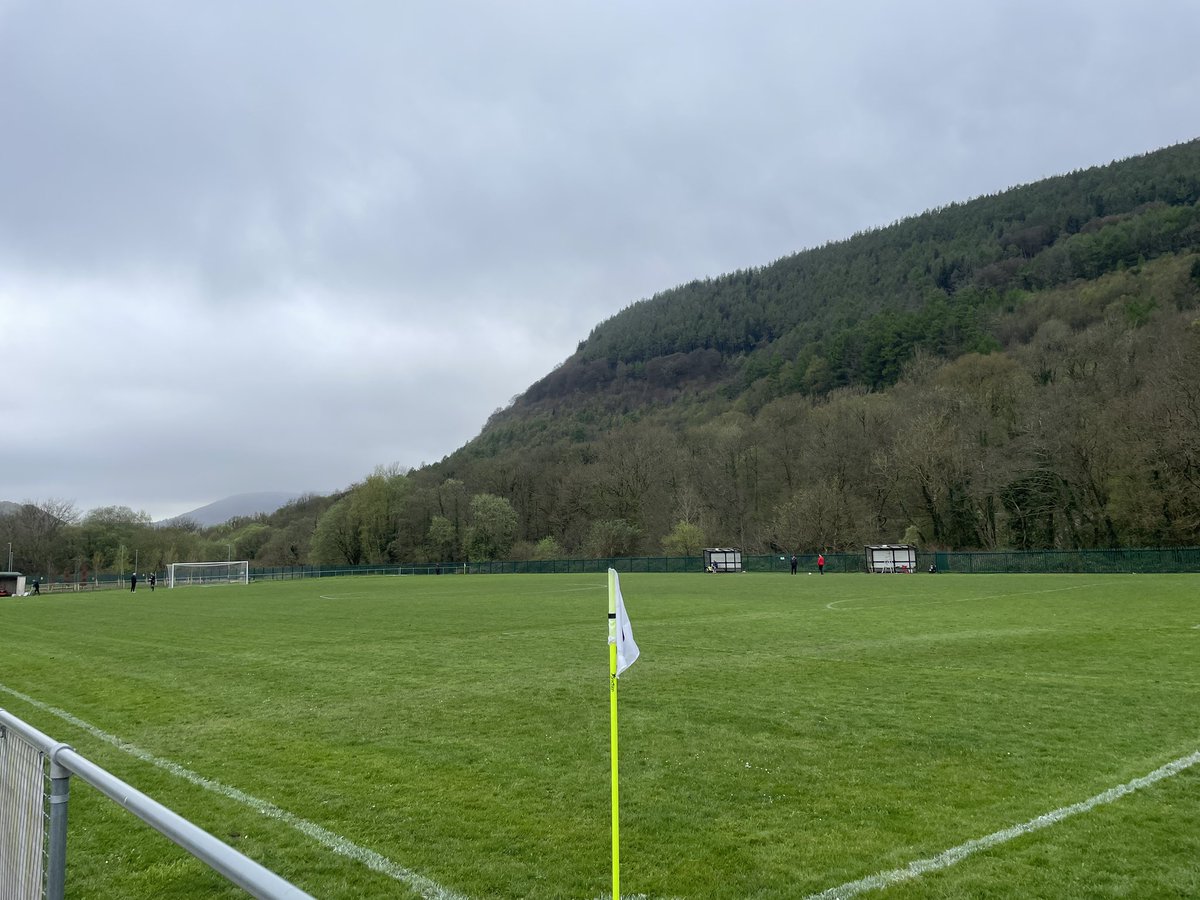 A new pitch for me today, and what a backdrop! It’s @AbercarnUnited v @TreBluebirdsFC who both have very different challenges at opposite ends of the Ardal South East Lots to play for, expecting a good game KO in 5