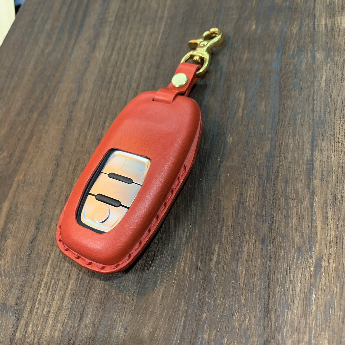 freakweb's tweet photo. アウディ用スマートキーケース
真鍮と革の相性○
どちらも経年変化でいい感じになってくれると思います。

#アウディ　#レザーキーケース #レザークラフト　#革小物 https://t.co/Xm8m71LhPm