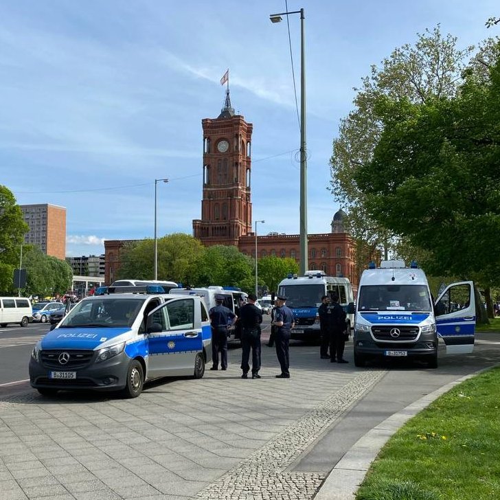 Auf Höhe der Spandauer Str. versammelt sich ein Gegenprotest zur laufenden Versammlung am #Neptunbrunnen. Unsere Einsatzkräfte sind vor Ort, um den Schutz beider Versammlungen zu gewährleisten. Ein Medienschutzbereich wurde vor dem Roten Rathaus eingerichtet. #b1304