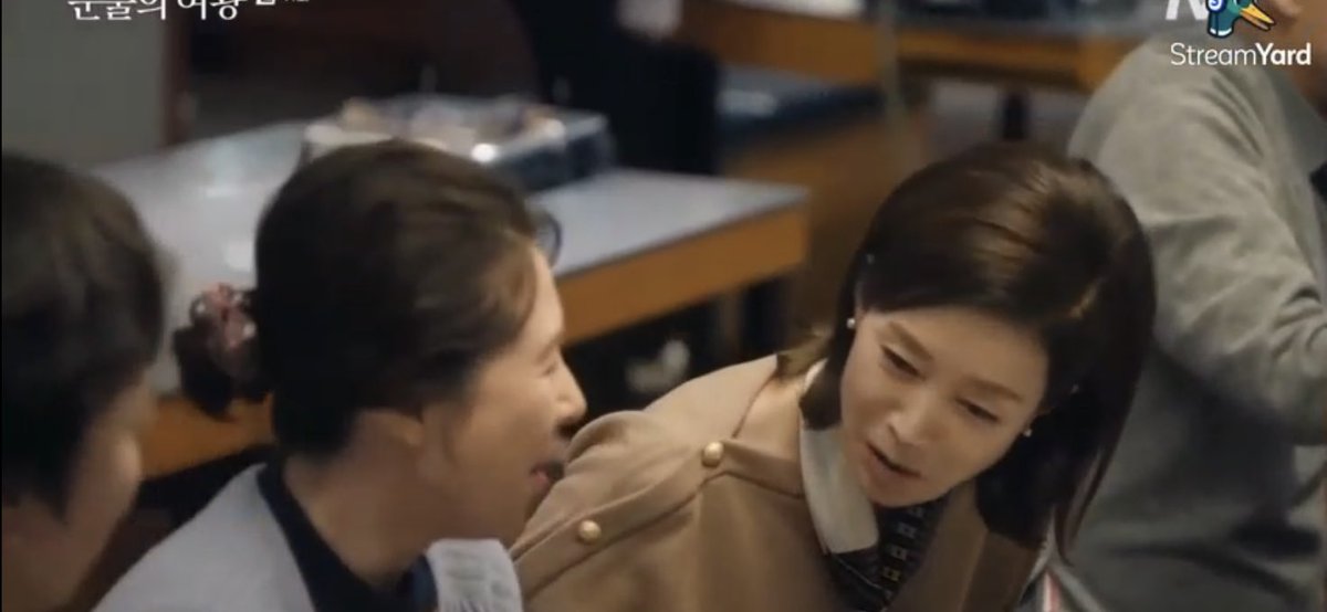 kdramacheese's tweet photo. the moms, the dads, the siblings, baekhong... WHAT A SIGHT TO SEE. WE CAN ALL SEE THAT HAEIN IS THE HAPPIEST

 #QueenOfTearsEp11 #QueenOfTears https://t.co/j9bd2bRGPB