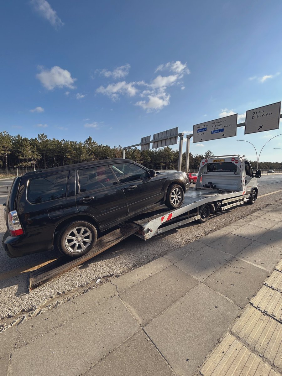 Dün Oran’dan Alacaatlı’ya çıkarken motor su kaynattı, çektik kenara bekliyoruz. Su bulmak için Panora’ya doğru yürüdüm, karşıma çıkan ilk dükkana girdim, su yoktu, “antifiriz koyalım” diyen esnaf dükkanı bıraktı ve beni aldı arabasına, bizim aracın yanına gittiğimizde bir…