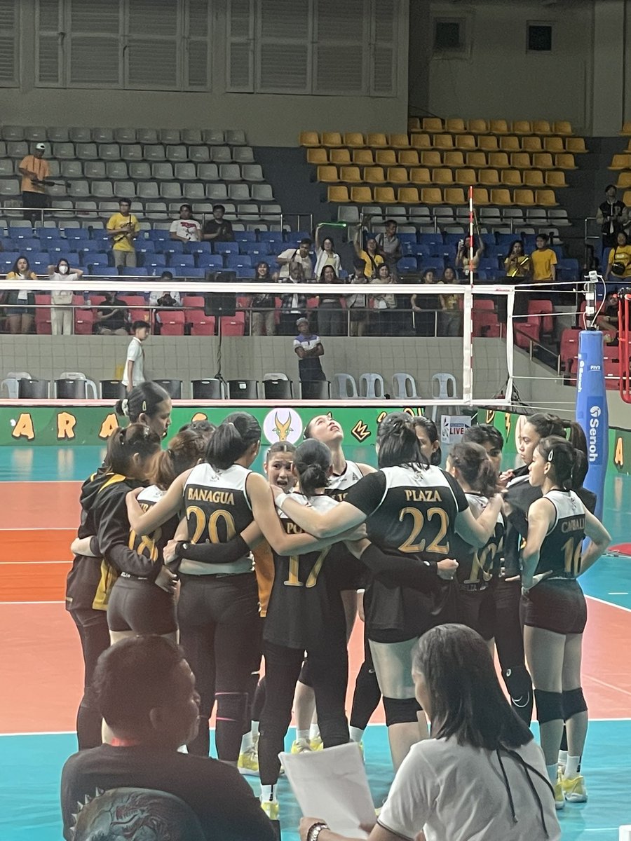 matagal tagal din ang huddle ni det sa kanila just like what eya did in their game vs up last yr. 

BAWI, GIRLS! NANINIWALA PA RIN KAMI SA INYO! HANGGANG SEMIS, HANGGANG FINALS, HANGGANG CHAMPIONSHIP! PARA SA USTE! 💛

#GoUSTe