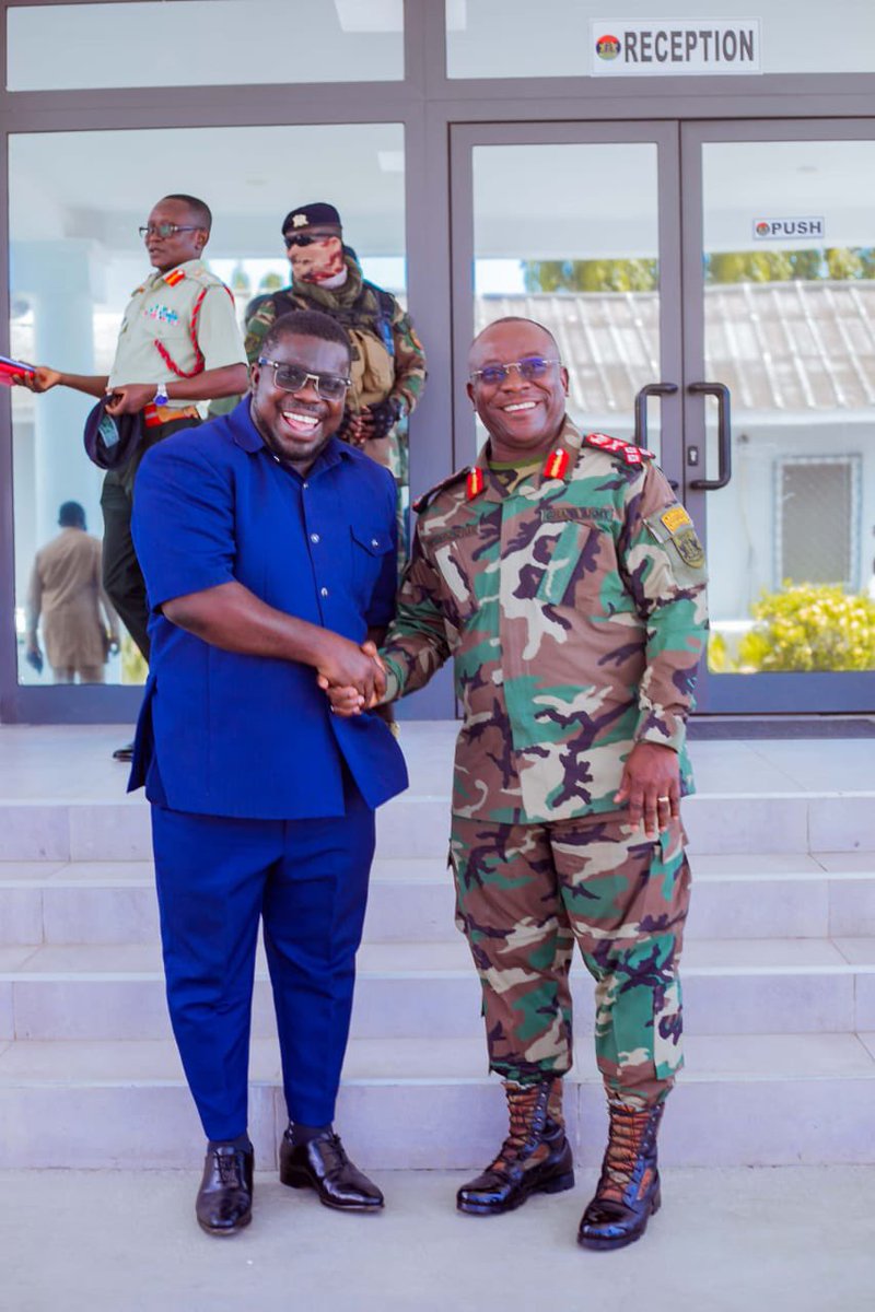 ghanapost_'s tweet photo. A Ghana Post team led by the board chairman, the Managing Director @obourbice, and the Chief Commercial Officer @citizentosh paid a working visit to the Chief of Defense Staff - Lieutenant General Thomas Oppong-Peprah @Officeofthecds
#GhanaPost
#ChangeAgentObour https://t.co/BAyWR8EYZ2