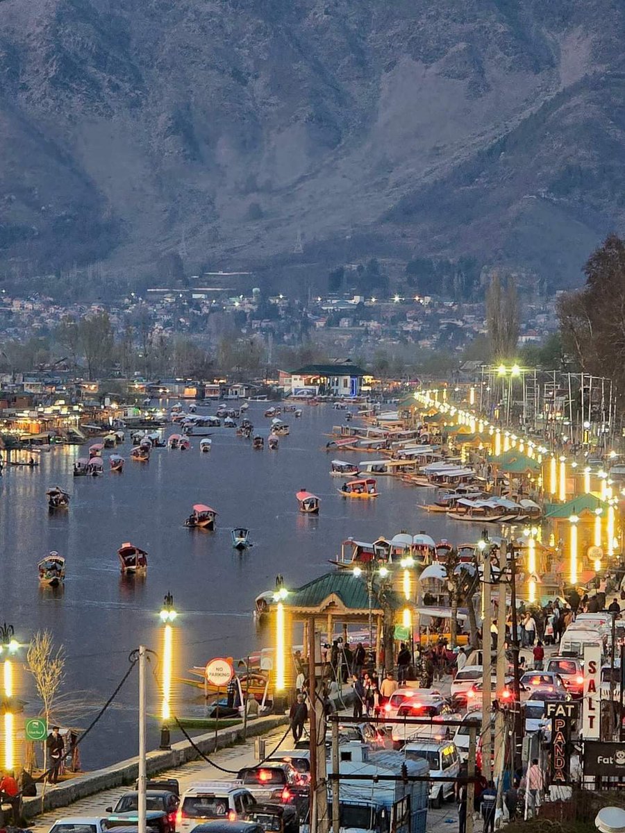 Captivating Dal Lake against the stunning backdrop of Zabarwan Mountains Photo Credit 📸 #Basit_Zargar