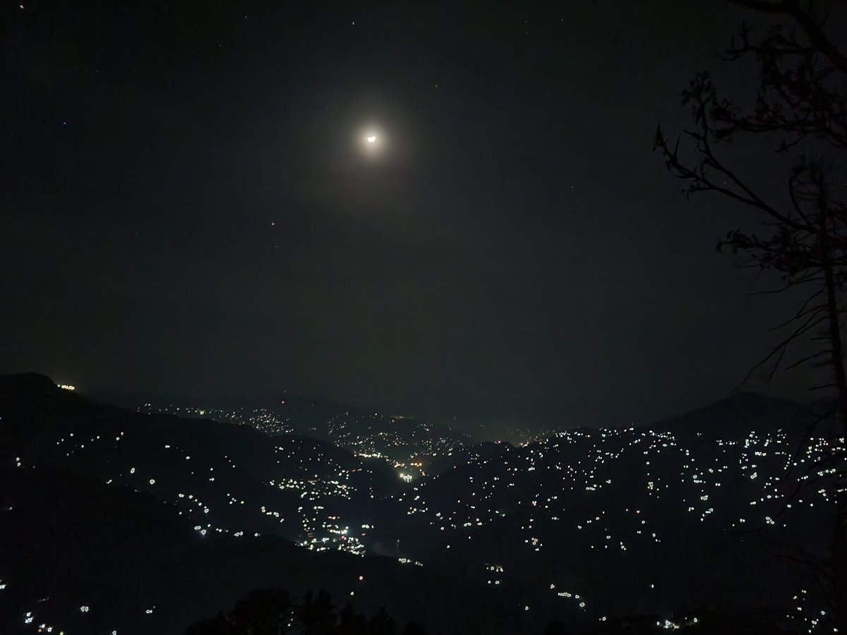 The midnight spectacle of the Siraz region, a part of the Patnitop hills, and Bhaglihar Dam from the Marmat Range.
#chanderbhaga region⛰️🍁