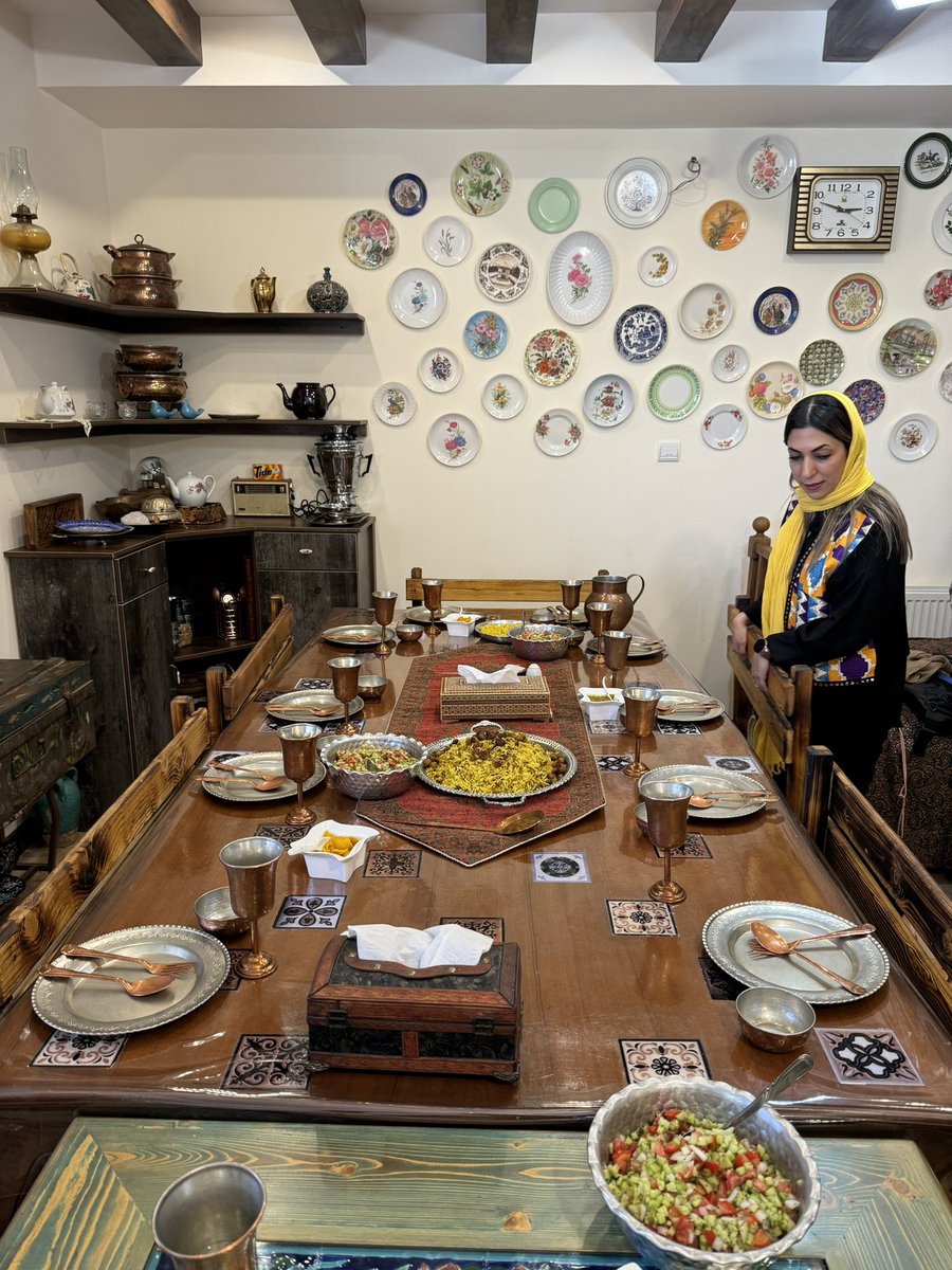 جولة بمدينة شيراز الملقبة بمدينة الزهور  🌸 

زرنا آثار الامبراطورية الاخمينية و الجميل ان ملوكهم كانوا يدفعون للعمال الأموال لبناء قصورهم عكس باقي الحضارات الذين يستعبدون العبيد

الطيران مباشر عن طريق الجزيرة <a href="/JazeeraAirways/">Jazeera Airways</a> 

و لايوجد تأشيرة لدول كثيرة منها الكويت والسعودية