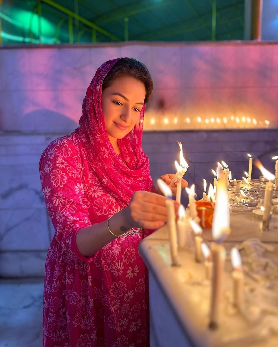 bombaytimes's tweet photo. #Baisakhi2024: #AkritiKakar visited a gurudwara, lit some candles to 'pray for sabki khushiyaan, good health and prosperity… 🌻' on #Baisakhi today 

#Baisakhi #gurudwara #charity #prayer #festival #sikh #punjab #akritikakar https://t.co/3r8TOG3zGj