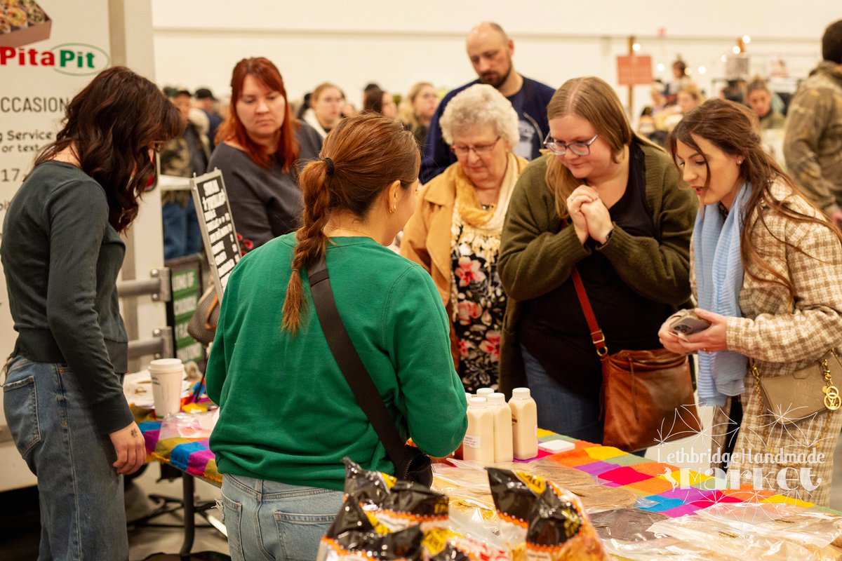 The Lethbridge Handmade Market is on today at the Agri-food Hub & Trade Centre! 🛍️ From 9 AM to 4 PM today, browse a diverse array of 140+ artisans and creators and encourage your little ones at the KidsCreate Button Making Station. Learn more ▶️ agrifoodhub.ca/whats-on