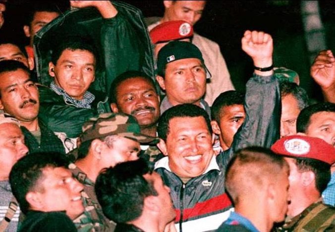 Un día como hoy. Venciendo al golpe de Estado y al odio volvió por el pueblo.#ChavezVive. La Patria Bolivariana de #Venezuela sigue. 🇨🇺🤝🇻🇪.
