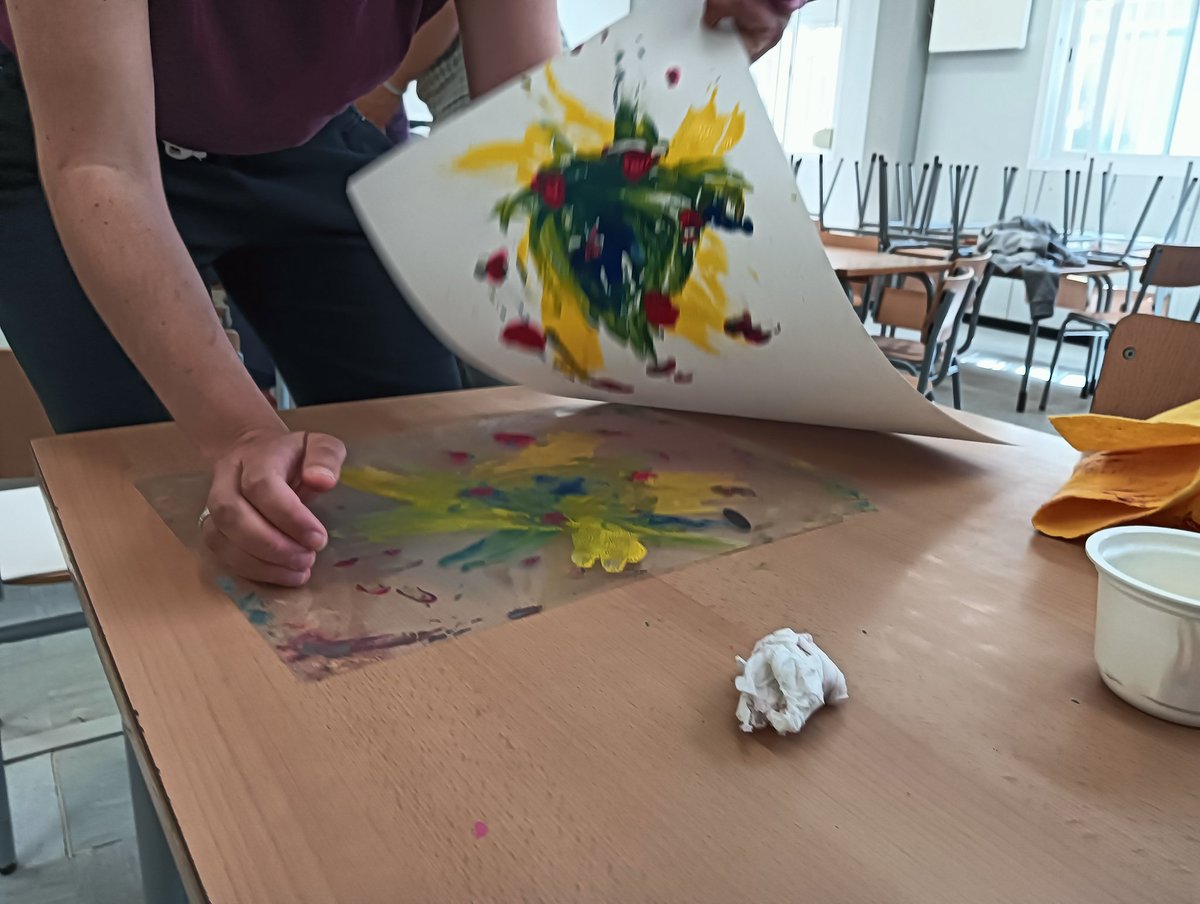 AFAMarNova's tweet photo. Un matí molt creatiu amb @3ART_Educa! 
Hem conegut llibres il•lustrats meravellosos, i hem fet creacions pròpies amb tècniques senzilles i divertides. Per repetir! #mAgradaLaMevaEscola #somtribu #somcomunitateducativa https://t.co/I8vrQw9Don