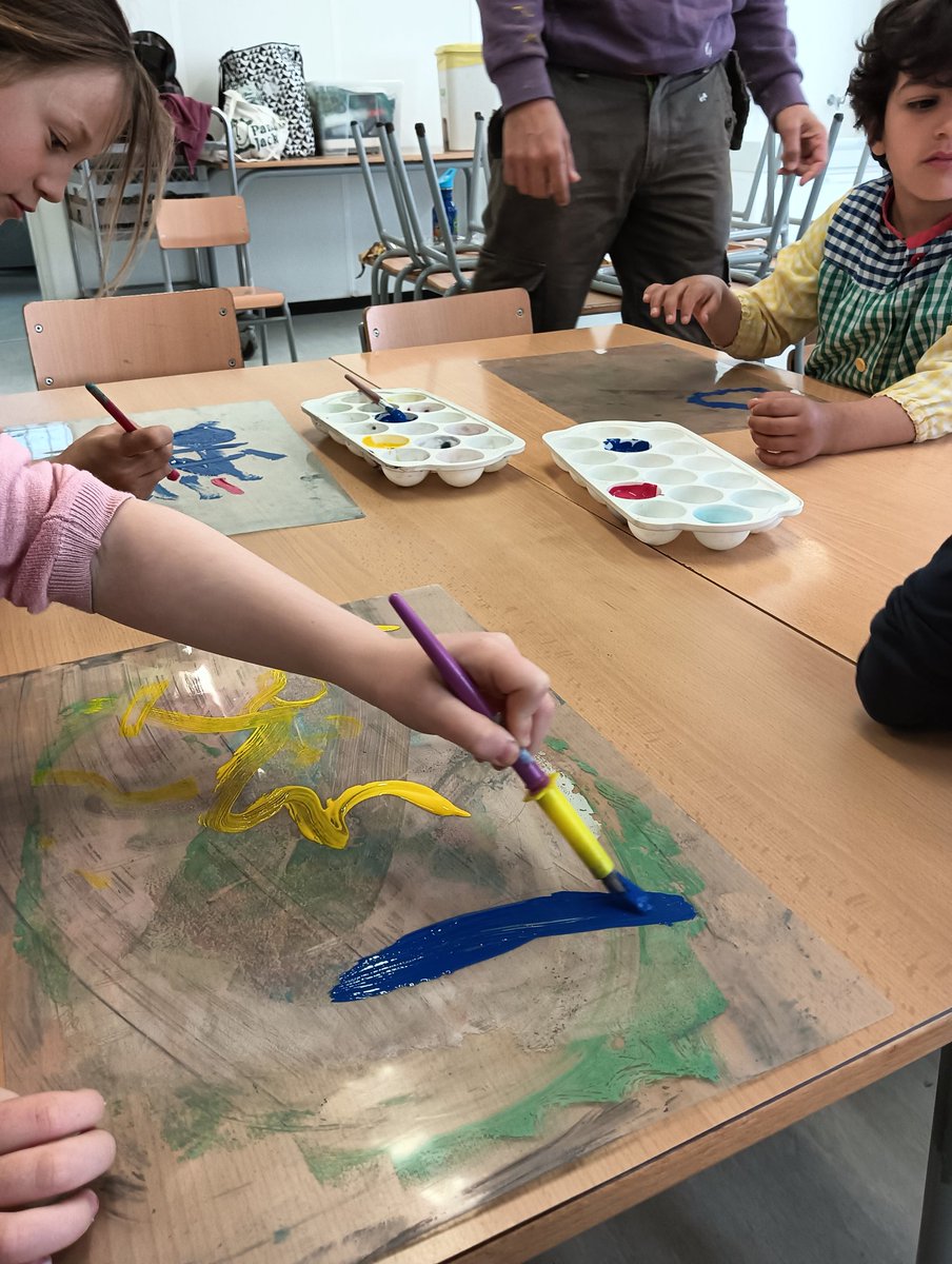 AFAMarNova's tweet photo. Un matí molt creatiu amb @3ART_Educa! 
Hem conegut llibres il•lustrats meravellosos, i hem fet creacions pròpies amb tècniques senzilles i divertides. Per repetir! #mAgradaLaMevaEscola #somtribu #somcomunitateducativa https://t.co/I8vrQw9Don
