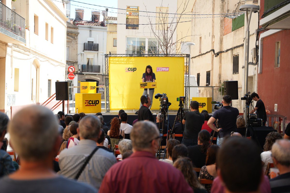 cupnacional's tweet photo. Tenim clar que ja n’hi ha prou de subordinar la política als interessos de la Patronal i als de Madrid.

Cal una agenda pròpia per avançar cap a la independència, confrontant-nos amb l’Estat per garantir drets!

Visca la Unitat Popular, mori el mal govern✊
#DefensemLaTerra https://t.co/LcMbTvyjok