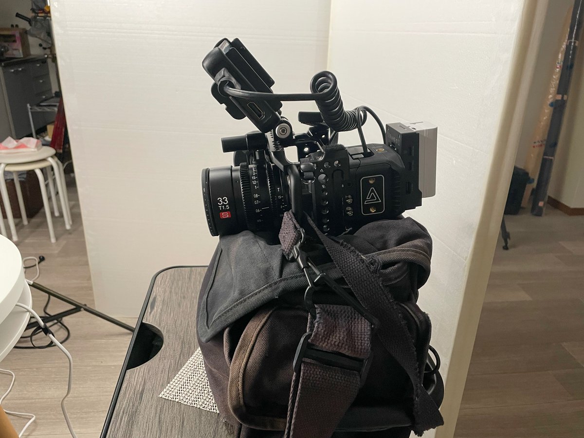 sarumac's tweet photo. 製品紹介映像Day。シネサドルってクッションしか入ってないバッグなのにめっちゃ高いのな。で、持ってるDOMKEのF-3Xがいい感じのサイズだったのでやってみたらサイズ感と安定感、超絶いい感じ。天然腹サドルがあるやん、っていうのはナシで。#DOMKE #BMMSC #BlackmagicDesign https://t.co/8TVGgR46VZ