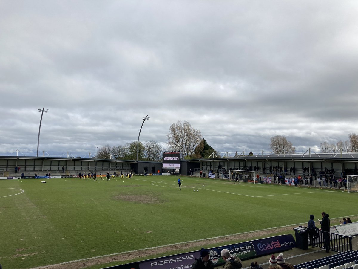 Southend United players are warming up ahead of their final away game of the season. Commentary on Blues’ match at AFC Fylde with me and Glenn Pennyfather on <a href="/BBCEssexSport/">BBC Sport Essex</a> 95.3FM, digital radio and <a href="/BBCSport/">BBC Sport</a> website and app 
📻📻⚽️⚽️