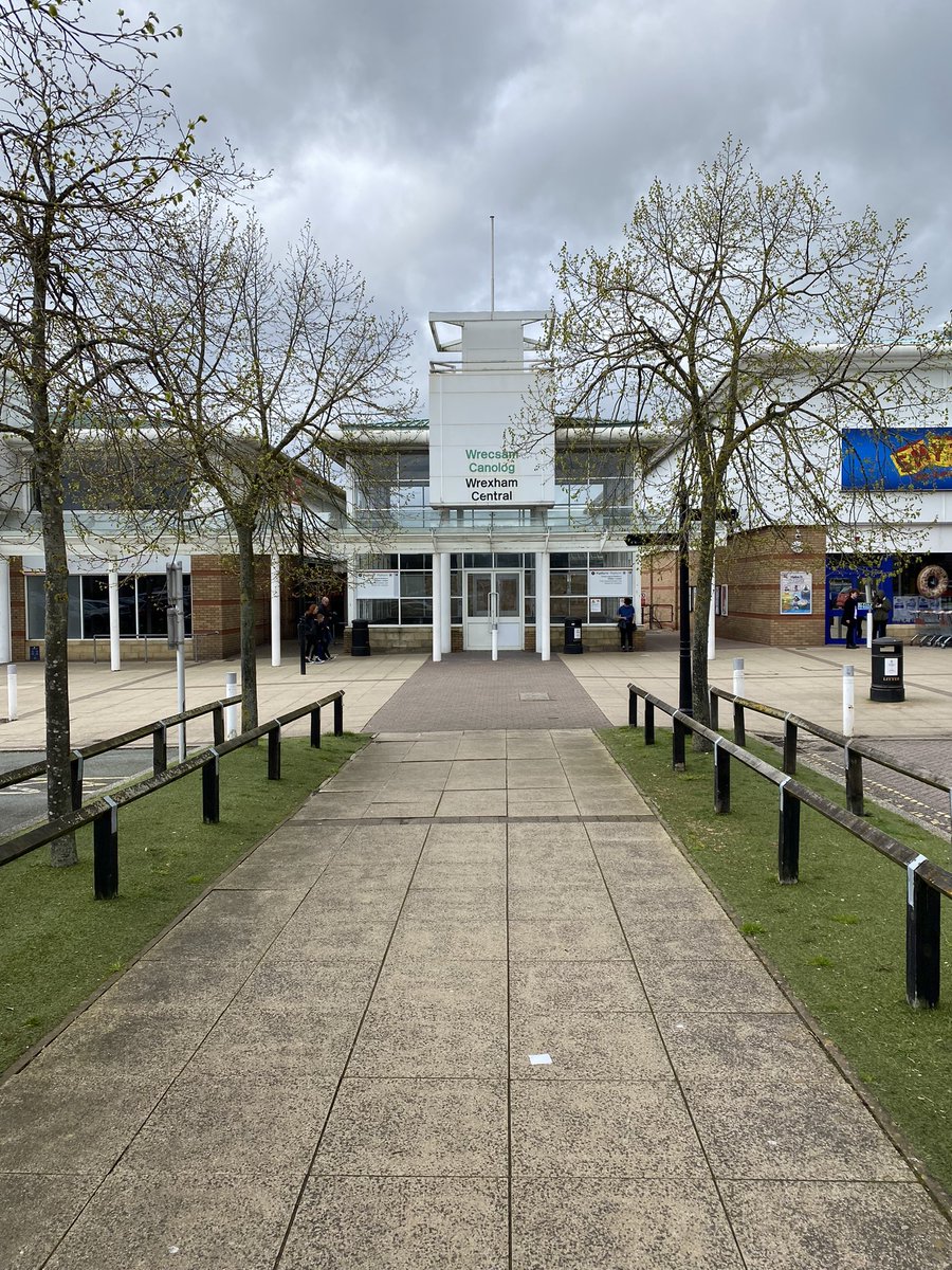 loypass_SCCar's tweet photo. โ
Wrexham Central
@tfwrail
As central ones go, this oneโs pretty basic!
An attractive little foot approach though, despite the building being currently empty.
Time now for a #class230. ๐ https://t.co/ZomU9anOpX