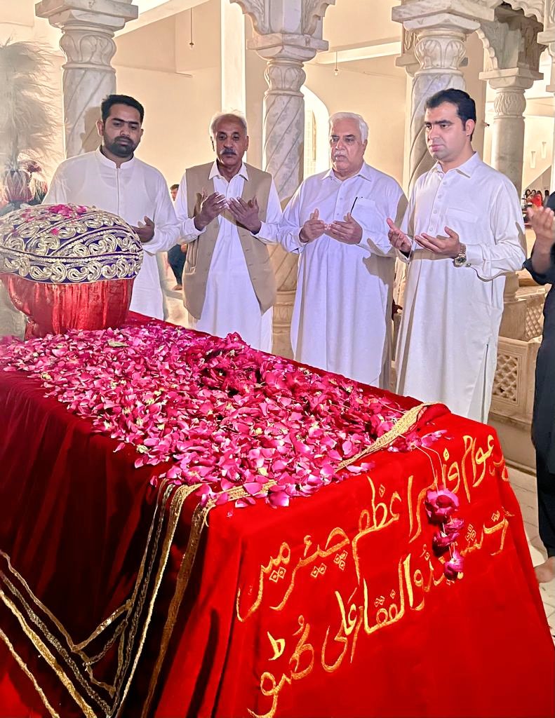 شہید ذوالفقار علی بھٹو کے 45 ویں برسی میں شرکت کے لیے گڑھی خدابخش لاڑکانہ پہنچ گئے ہیں گڑھی خدابخش میں شہید ذوالفقار علی بھٹو کے مزار پر حاضری دی اور دعا کی. #SalamShaheedBhutto #SalamQuaideAwam @BBhuttoZardari @AseefaBZ