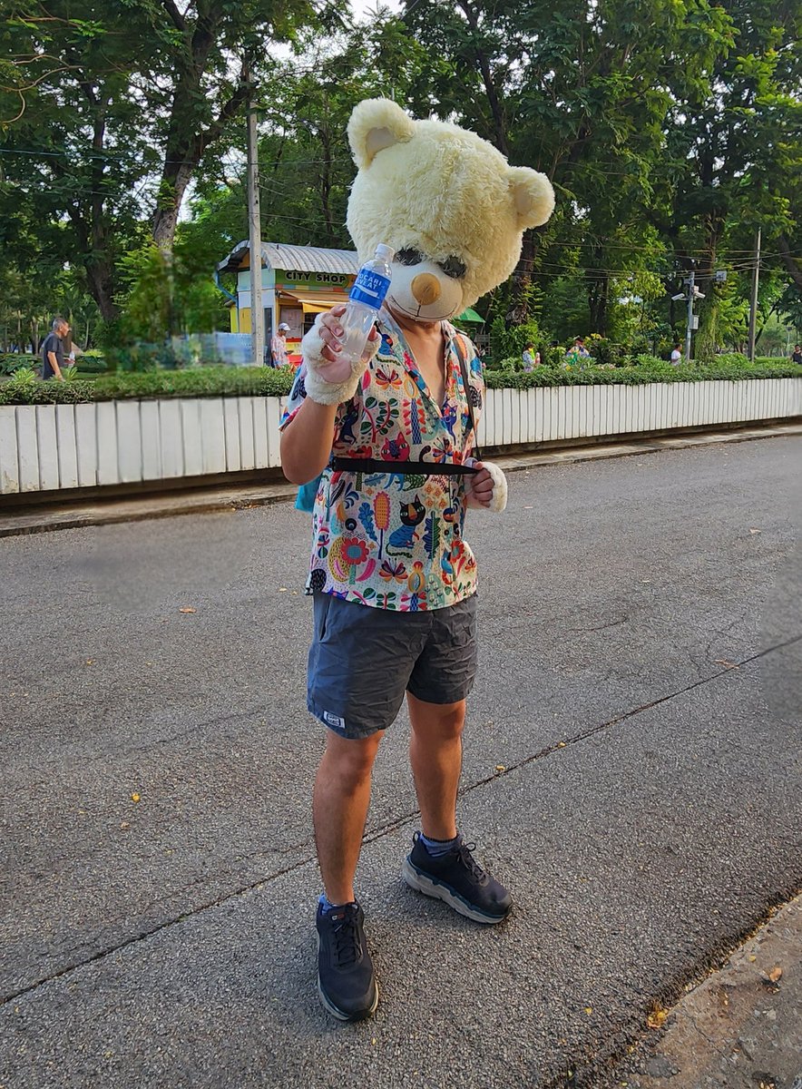 pchy_ch's tweet photo. X-Team Songkran Run
...แต่งหมีไปวิ่ง จะแห้งตอนไหนก่อน 🐻
เราเห็นทุกคนเอ็นดูพี่หมี กลัวพี่หมีร้อน เป็นสีสันให้กับเพื่อนๆ และผู้คนระหว่างทางวิ่ง พี่หมีก็ดีใจ 😄
#RunPchyRun #หมีพริซลี่Run
#theXteamRunners #theXteamAndFriends
#PocariSweatTH #PocariSweat https://t.co/bGh44j6dzp