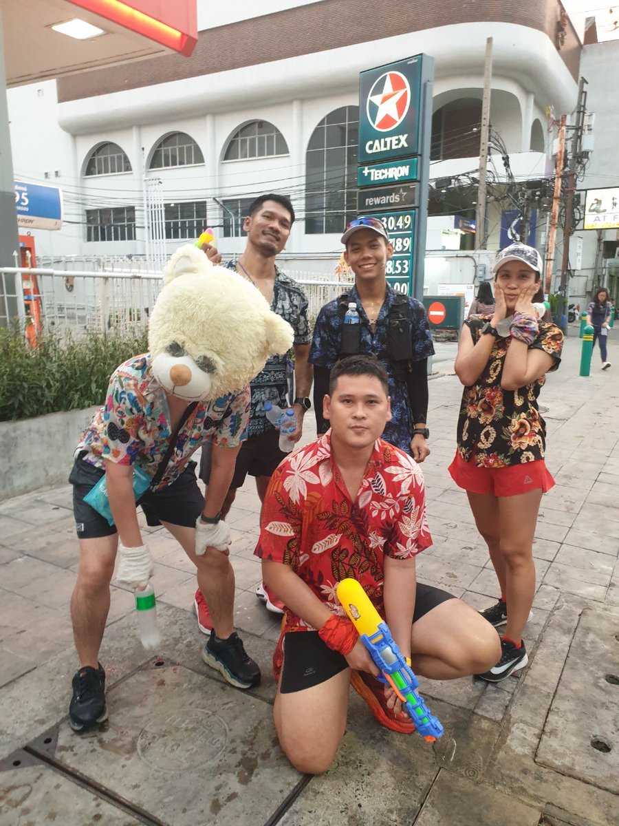pchy_ch's tweet photo. X-Team Songkran Run
...แต่งหมีไปวิ่ง จะแห้งตอนไหนก่อน 🐻
เราเห็นทุกคนเอ็นดูพี่หมี กลัวพี่หมีร้อน เป็นสีสันให้กับเพื่อนๆ และผู้คนระหว่างทางวิ่ง พี่หมีก็ดีใจ 😄
#RunPchyRun #หมีพริซลี่Run
#theXteamRunners #theXteamAndFriends
#PocariSweatTH #PocariSweat https://t.co/bGh44j6dzp