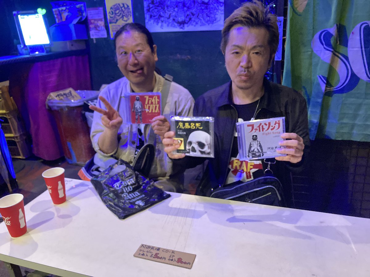 Miyuki_Ucchy's tweet photo. 三軒茶屋HEAVEN'S DOOR、LIVEご参加の皆様ありがとうございました！！！
邦ロックカバーバンド #TateshiwithHONEYBLADE →大人パンク #阿迦死唖 さん(LIVEカッコ良かったのに写真撮りそびれ物販!笑)→内山(お客様写真感謝です🙏)→この度声掛けて下さった #MarcRainbow さん！
お客様方含めROCKな夜！ https://t.co/CZgvluaHDi