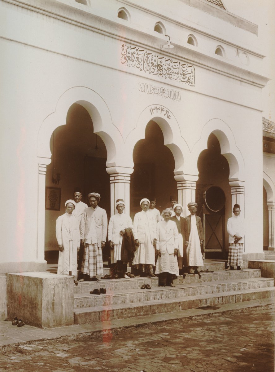Sampai 1950-an, masjid Jami al-Makmur Tanah Abang lazim dianggap sbg masjid terbesar di Betawi. Selain ukurannya, masjid yang dibina pada 1915–17 ini juga selalu ramai dan jadi pusat pelbagai kegiatan sosial.

Potret para pengurus di muka masjid, circa 1925.