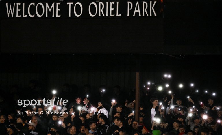 📱 💡 Dundalk supporters shine the lights on their phones during the SSE Airtricity Men's Premier Division match between Dundalk and St Patrick's Athletic at Oriel Park in Dundalk last night. sportsfile.com/more-images/77…