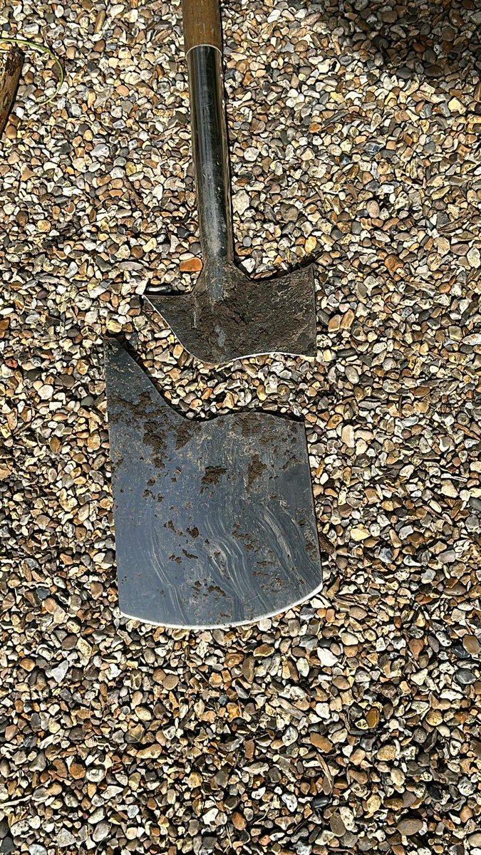 superdoopermike's tweet photo. This is a first @spearandjackson.

I’ve not known of a spade breaking this way - all I was doing was digging earth! https://t.co/Hgs7Kqa5Qa
