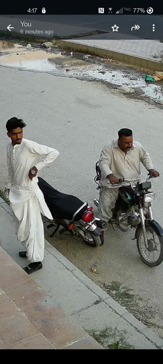 junaidraza01's tweet photo. ہمارے وزیر داخلہ صاحب سندھ پولیس کو شاباش دیتے نہیں تھک رہے جب کہ 
فیروز آباد تھانے کی حدود میں عید کے دوسرے روز ڈکیتی کی ایک اور فوٹیج جس میں ڈکیتوں کی شکلیں واضح دیکھی جاسکتی ہیں ۔ پولیس نے کچھ نہیں کرنا صرف شاباش وصول کرنی ہے ان کی شکلیں وائرل کرنا ہی حل ہے https://t.co/GDEWHDPPRY