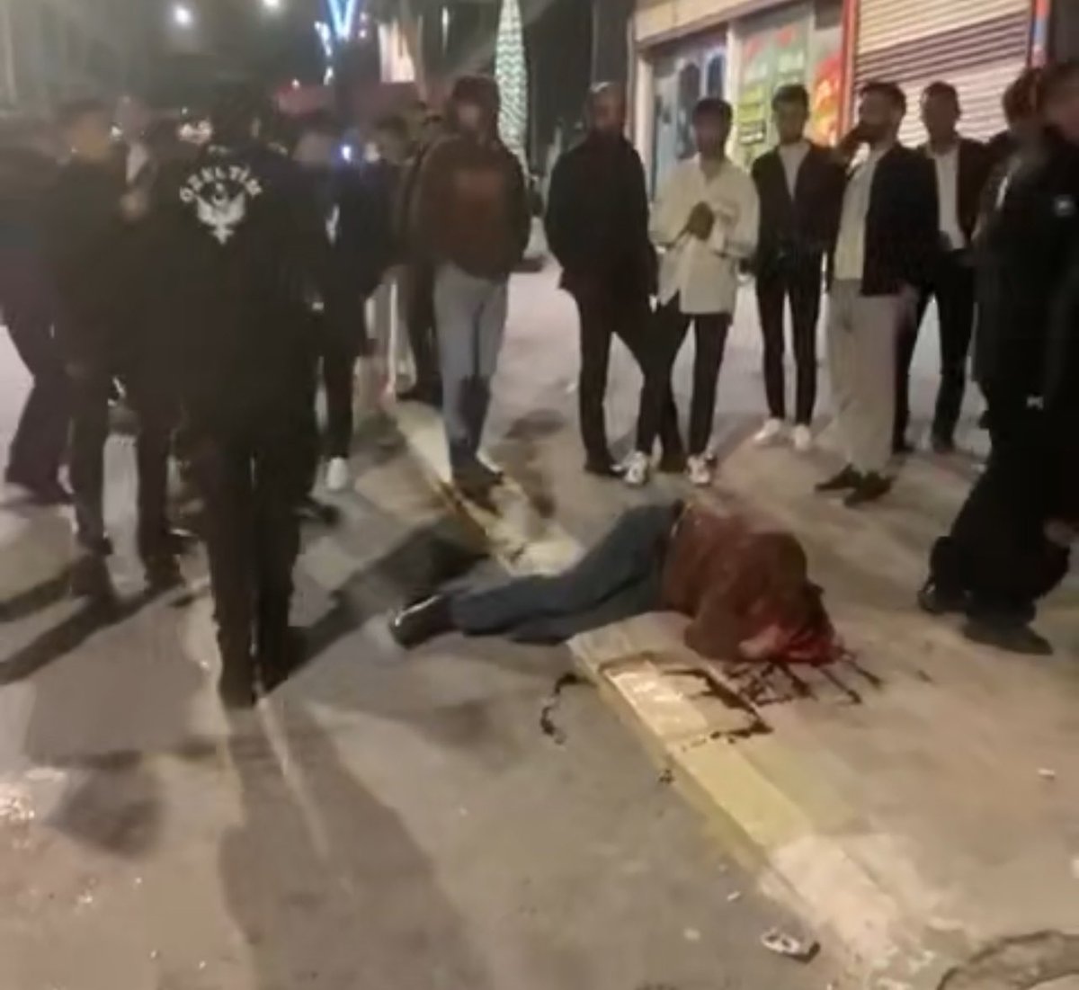 EmniyetSen1's tweet photo. Şu görüntünün üzerine hâlâ Şırnak’ı tersyüz etmeyen hukukun da canı cehenneme.! https://t.co/bb9RJSg0mc