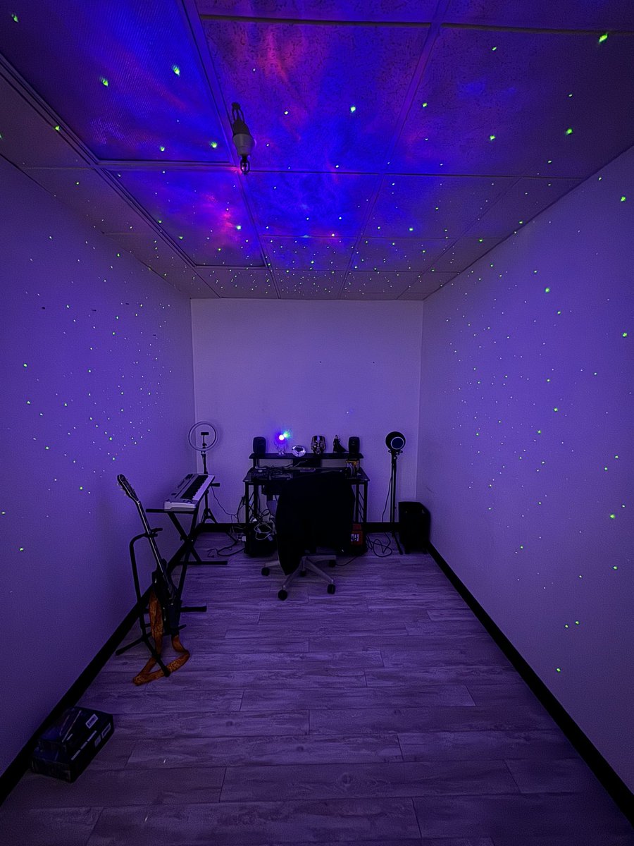 JAWSHCRESPO_'s tweet photo. Studio looks so nice at night 🤩 https://t.co/DtmL1AEcBH
