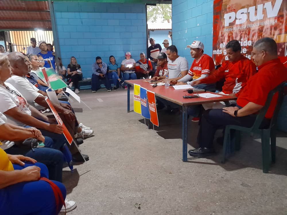 🗣️El Alcalde @LuisJonasReyes realizó asamblea en la comunidad de la Veguita en la Pquia Concepción con la estructura de la ubch @PartidoPSUV, oyendo los planteamientos políticos y la gestión que deben reforzar en ese territorio. #Todo11TieneSu13 #oriele #donnalisi #Coachella