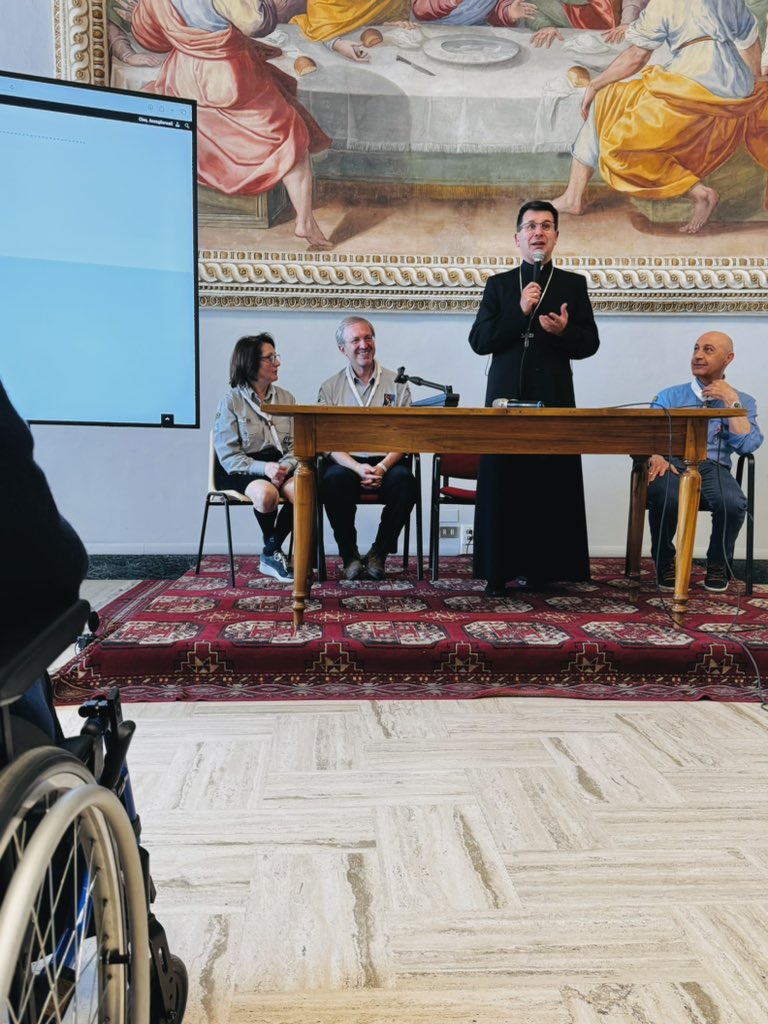 «Il mio augurio è il mio benvenuto. 
Questa è la vostra casa, dove c’è stata una ispirazione forte grazie ai tanti che partiti da Lourdes sono arrivati qui con la grazia del servizio». 
Mons. Fabio Dal Cin 
#assembleanazionale #foulardbianchi