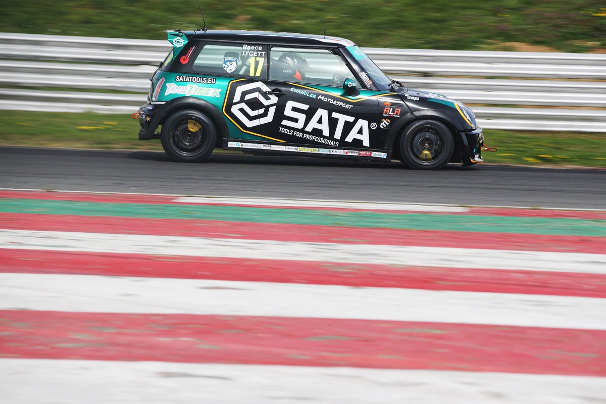 MINIChallengeUK's tweet photo. Snapshots from this morning's Qualifying session 📸 @JakobEbrey #VertuMotors #MINIChallengeTrophy #MillersOils #RepsolLubricantsUK #ScorpionExhausts #Mintex https://t.co/HHWsnUt0K0