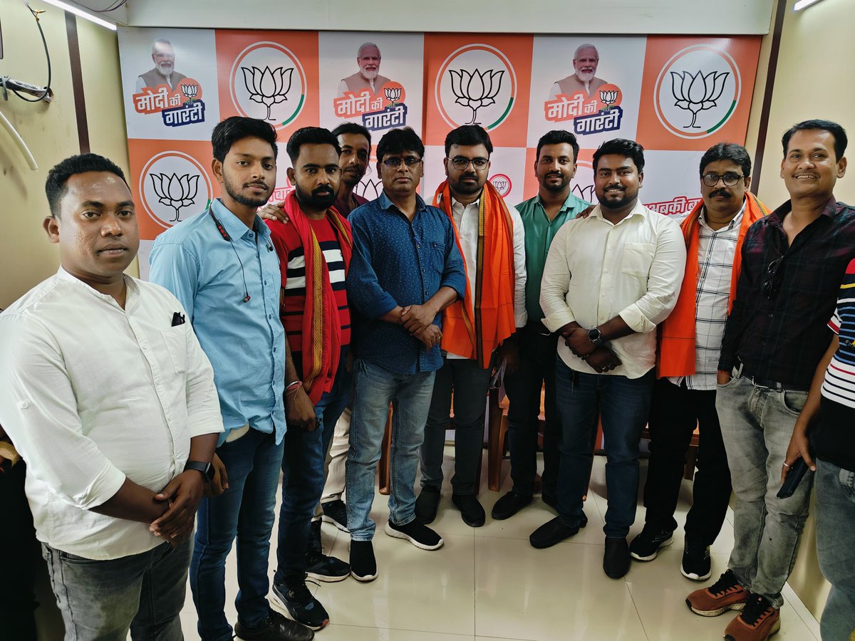 bjp4gramin's tweet photo. सोशल मीडिया के प्रदेश संयोजक श्री राहुल अवस्थी जी ने जमशेदपुर कार्यालय में कार्यकर्ताओं के संग बैठक किया जिसमे मुख्य रूप से उनके साथ प्रदेश के मंत्री श्री नन्द जी प्रसाद,पूर्व विधायक  श्री लक्ष्मण टुडू ,  श्री चंडी चरण साव श्री सुधांशु ओझा उपस्थित रहें
@BJP4Jharkhand
@BJP4India https://t.co/LQvq9H4aIc