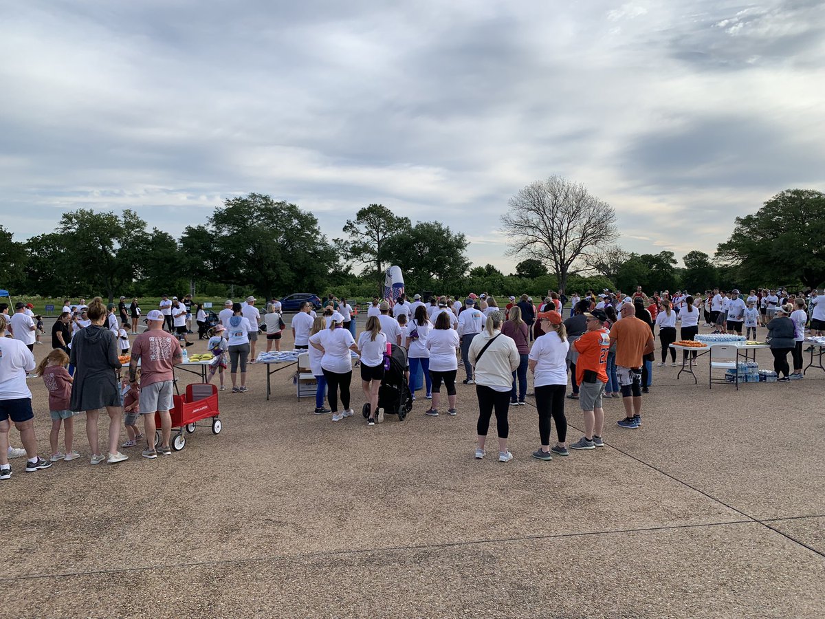 It’s a beautiful morning for a run. That’s why @MDAndersonNews is sponsoring the Project Joy and Hope 5K/10K fun run, and handing out sunblock and cooling towels to all the runners. #EndCancer