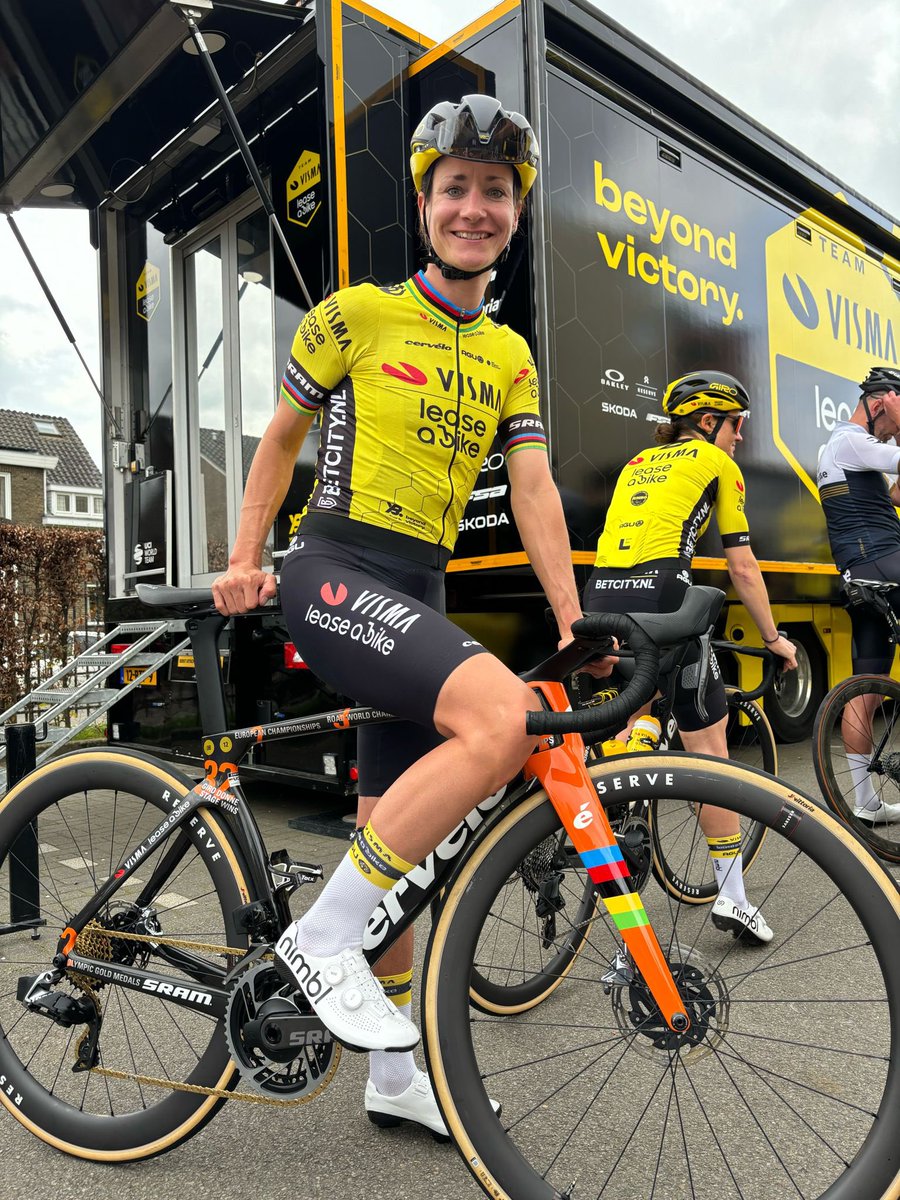 SupporterVos's tweet photo. The @cervelo bicycle Marianne has been awarded with celebrating her 250 professional wins is SO COOL!!! https://t.co/5wTkFfr4gP