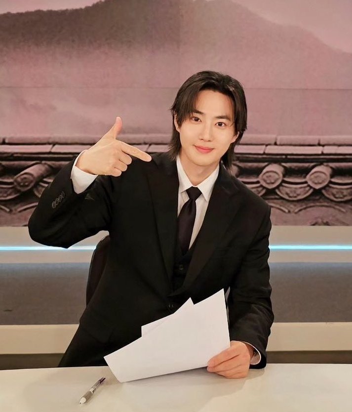 mydear_wendy's tweet photo. CUE FOR ROMANCE
— wenmyeon au #exovelvet

working in the same station, late night news anchor junmyeon kim couldn't help to cross paths with midnight fm radio dj wendy - the very woman who broke his heart and now giving popular love advice. https://t.co/eUHdvl0PGJ