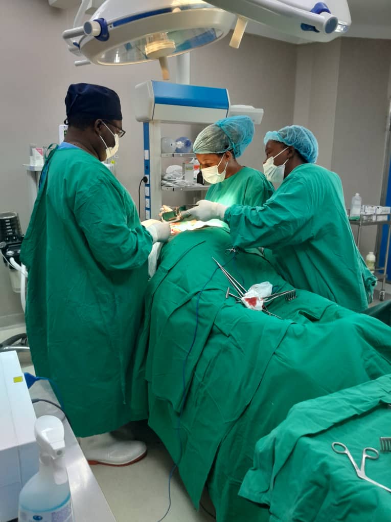 Meet Dr Lawrence Hlatshwayo a United Bulawayo Hospitals (UBH)-based neurosurgeon. He performed a historic spinal cord operation on Thandekile Mpofu in Bulawayo with success. Join me in celebrating this champion and his team. 📸 Credit: @DailyNewsZim