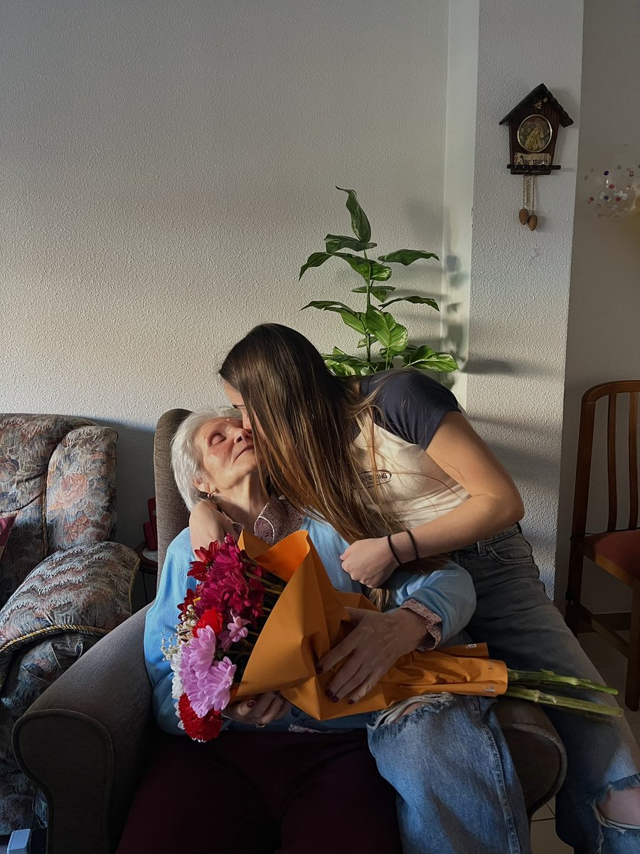 Marisofi_17's tweet photo. Aunque ya no recuerdes quién soy, ni por qué te quiero tanto, 
Aunque ya no recuerdes quien eres,
Siempre recordaré por ti, Juanita. https://t.co/LNBL1hUy15