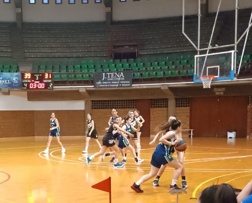 AESANTANDREUNAT's tweet photo. Victòria del Sots 21 davant del @VDMbasquet. Som-hi SAN!!! #socblau #socSAN #enfemení https://t.co/GxrIob0T9O
