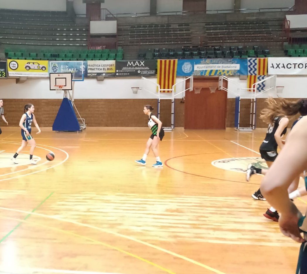 AESANTANDREUNAT's tweet photo. Victòria del Sots 21 davant del @VDMbasquet. Som-hi SAN!!! #socblau #socSAN #enfemení https://t.co/GxrIob0T9O