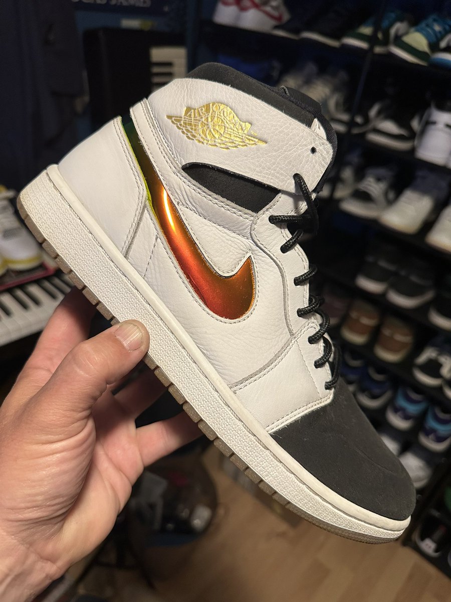 DJKingJam's tweet photo. Jordan 1 High Nouveau
“Dunk From Above”
https://t.co/p0pvg9uF54
#dailyfeature
@Jumpman23 @Nike #nike #collection #jordans #sneakers #kotd #yoursneakersaredope #AJ1 #airjordan #retro #nikeair https://t.co/t0455KOgG3
