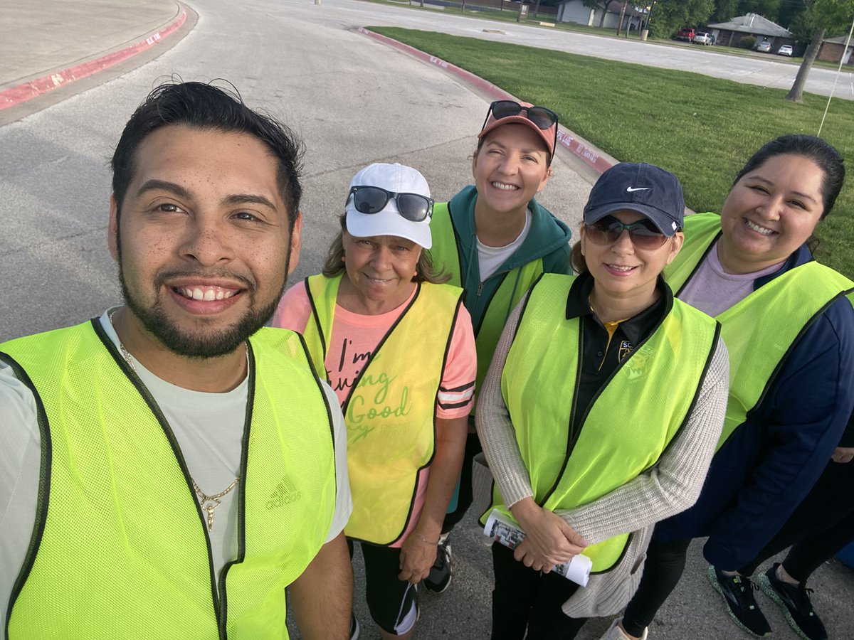 Volunteering this morning in the Color Run! Looking forward to see our @SchulzePanthers !