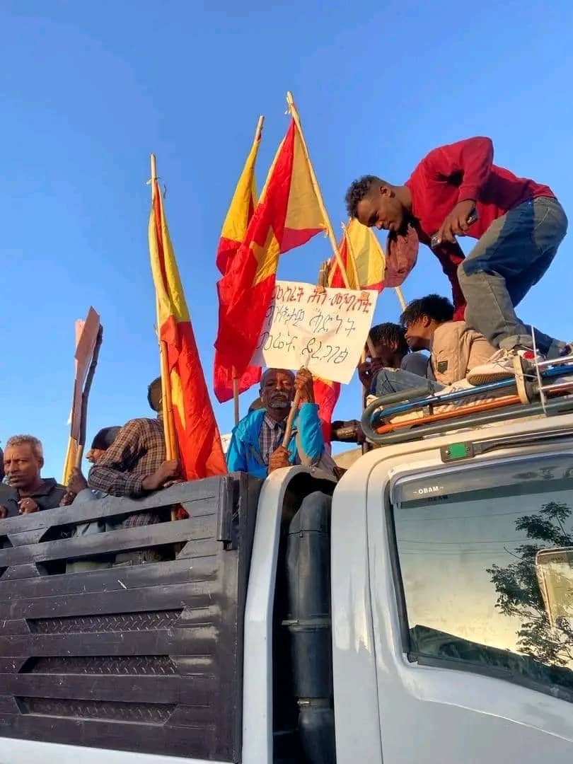Goyteom37's tweet photo. ናብ መረበትና መሉሱና
ዘይሕጋዊ ምሕደራ ይፍረስ
ወረርቲ ሓይልታት ይውፅኡ

ዝብሉ ጭርሖ ብምሓዝ ተመዛበልቲ ኣላማጣን ከባቢኡን ካብ ከተማ መኮኒ ናብ ኩኩፍቶ ሎማዓንቲ ሰለማዊ ሰልፊ ኣሳሊጦም። https://t.co/U9xGTyO1Ds