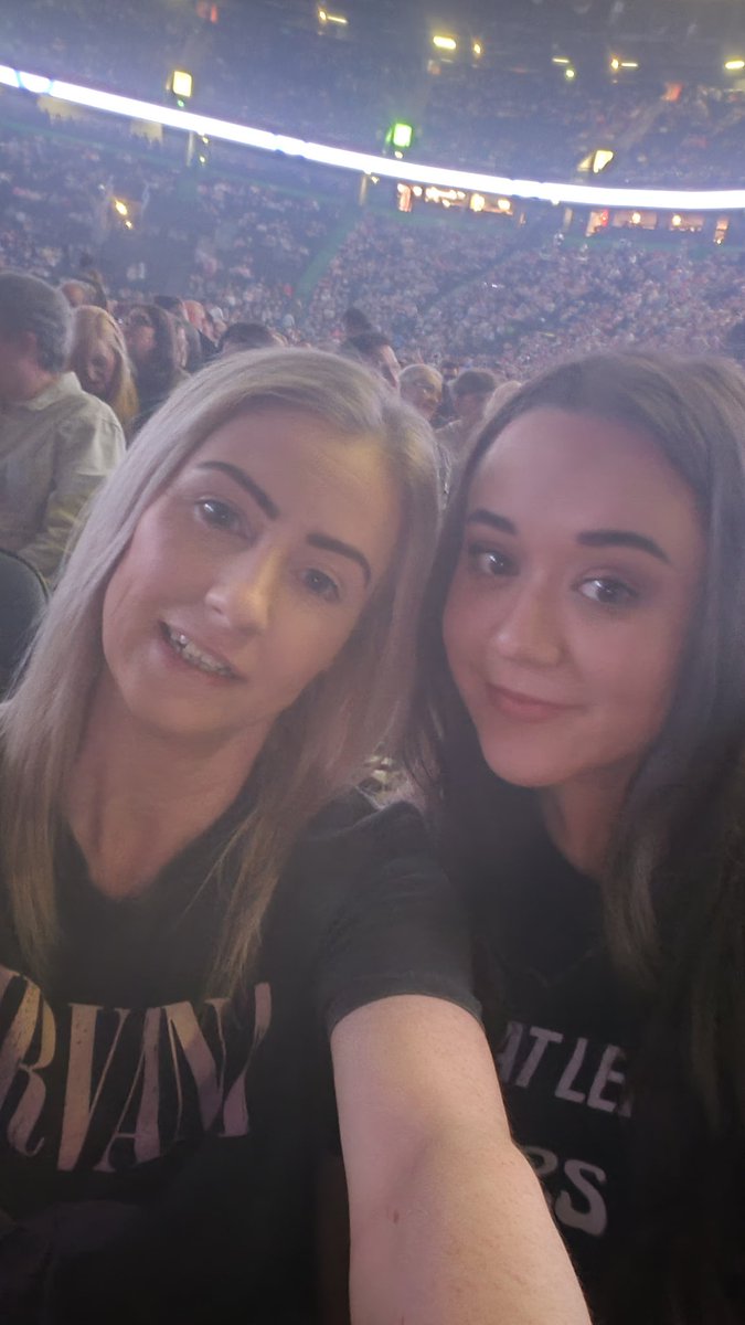 3rd time seeing <a href="/JamesBlunt/">James Blunt</a> last night with my wife Toni (i think shes beautiful too!) yet again we where blown away!you deffo broke the new trainers in 😄 ❤️
