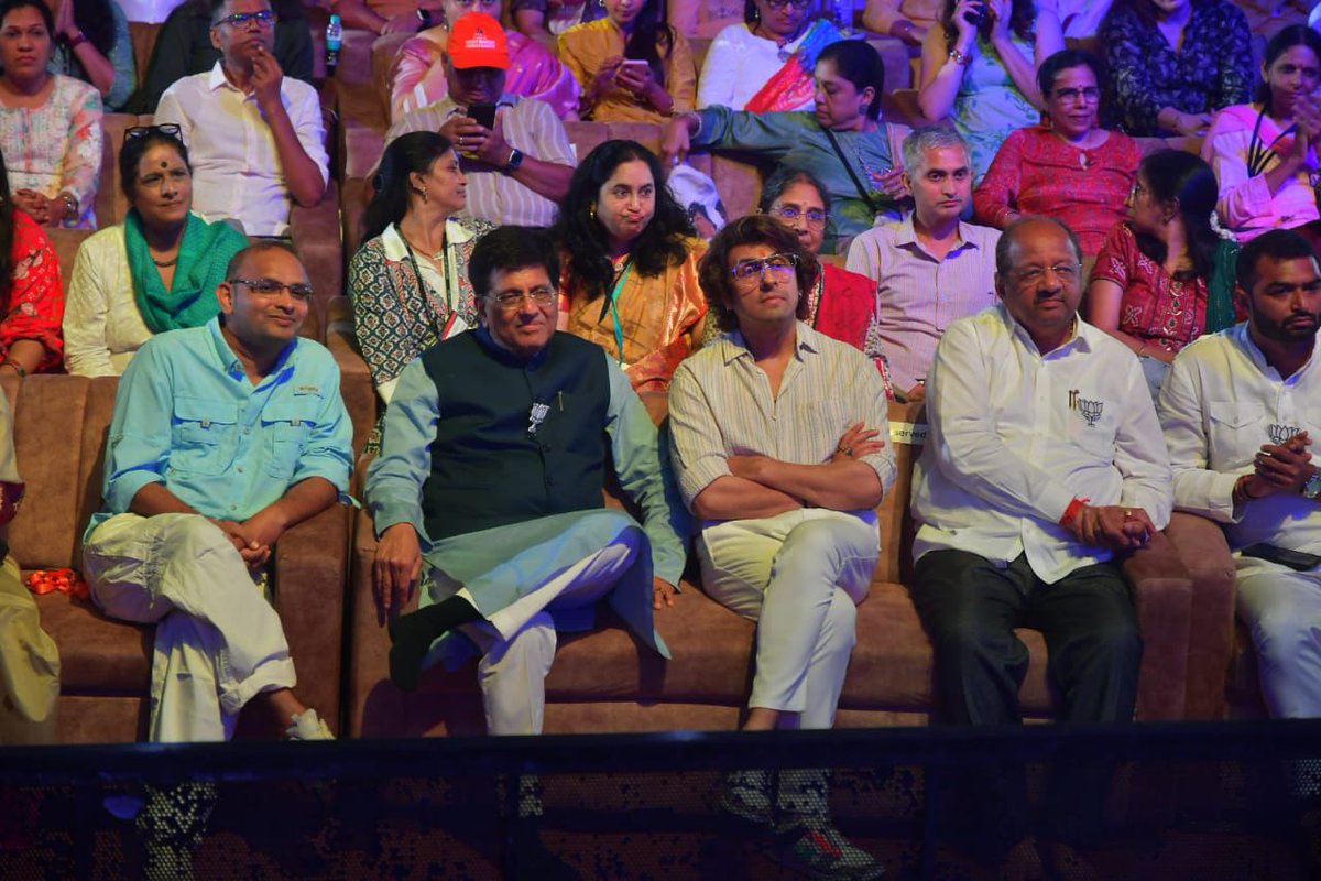 Over 25,000 souls gathered beneath Mumbai's open skies for 'An Evening of Music & Meditation with Viksit Bharat Ambassadors' featuring @SriSri. Union Minister @PiyushGoyal's call to embrace PM @narendramodi's vision struck a chord with the @VBA2024 attendees. The…