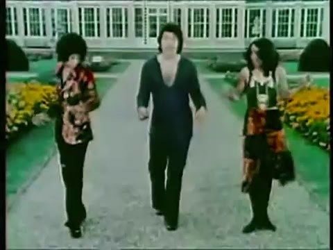 #SongoftheDay Knock Three Times (Tony Orlando and Dawn): Further proof that I was wrong in thinking music videos were invented in the 80s. This one was made in 1970. It just so happens that I wasn't born yet in 1970, so I can't help wondering where… dlvr.it/T5SKBy