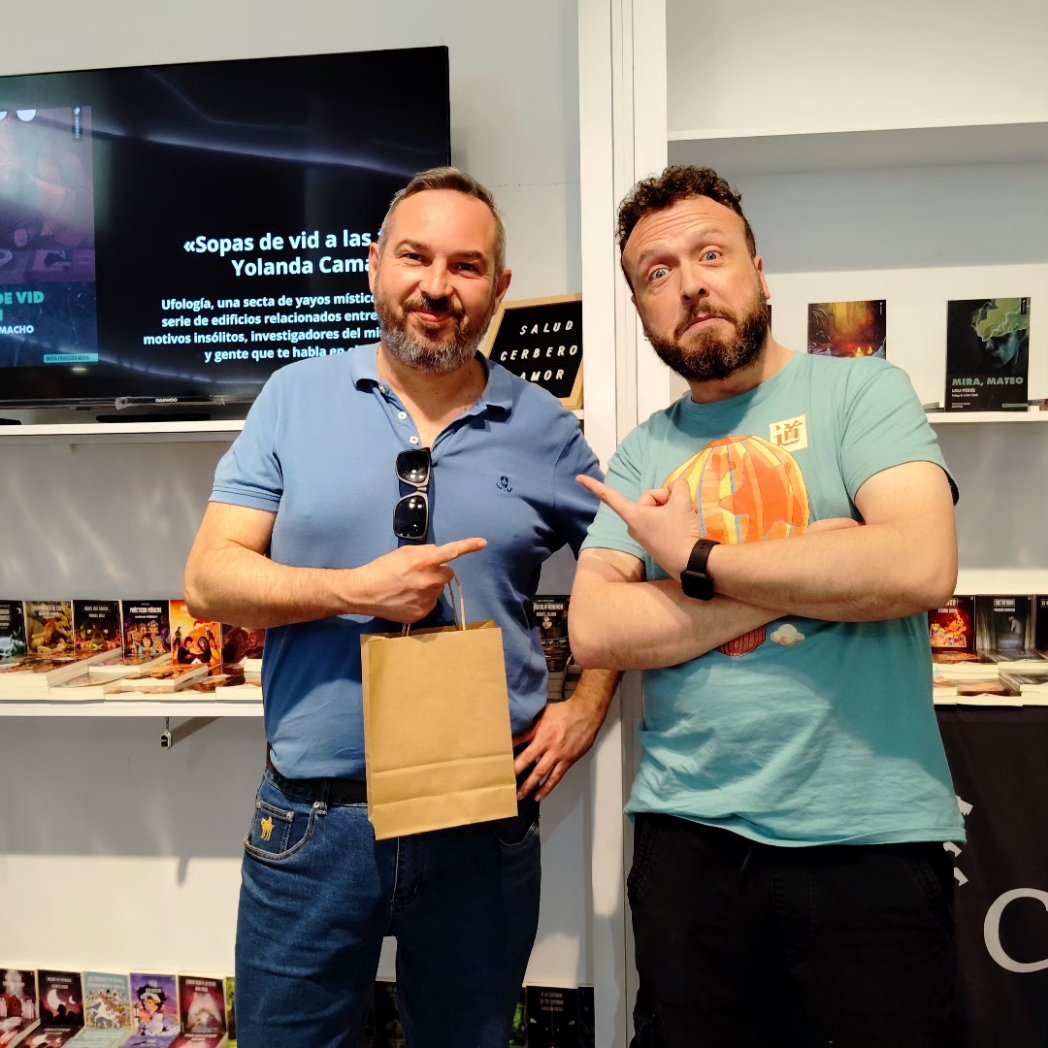 AntonioMatiola's tweet photo. Buen auto regalo. Bolsilibros de la editorial @edcerbero https://t.co/lFb3VqllmF