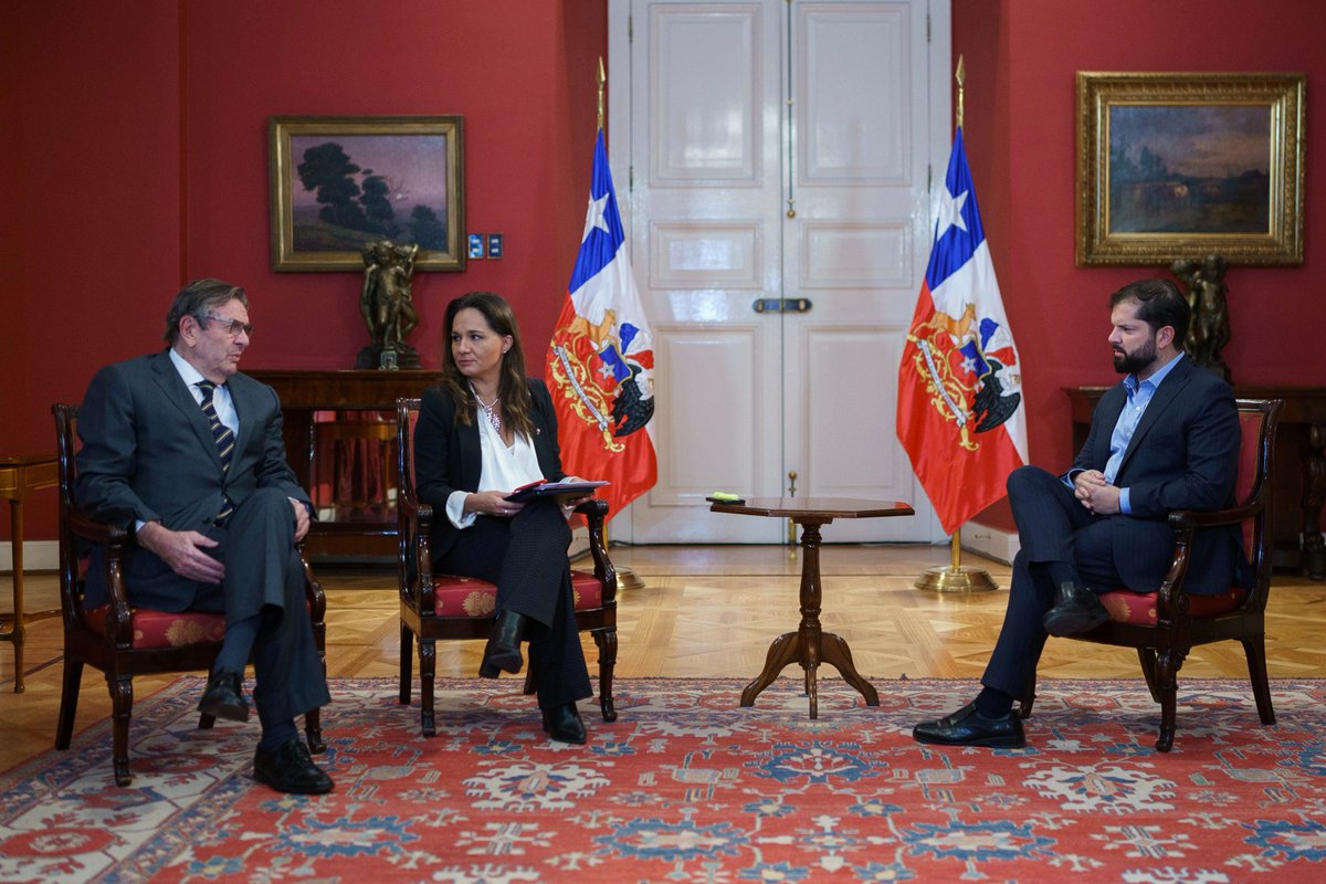 En el Palacio de La Moneda, el Presidente de la República @GabrielBoric junto a la ministra de Relaciones Exteriores (s), @GDeLaFue, se reunieron con el embajador de Chile en Venezuela, Jaime Gazmuri.